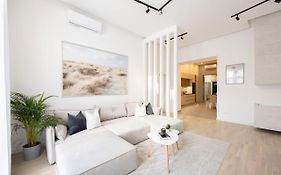Luxurious & Spacious Central Residence With Balcony